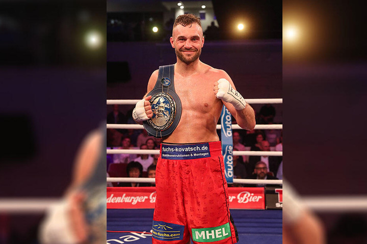 Probiert sein Glück an der Dartscheibe: Box-Champion Dominic Bösel (29).
