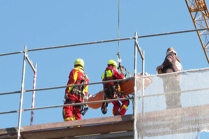 Per Fernsteuerung des Krans wurde die Trage mit dem verletzten Arbeiter zu den Sanitätern gebracht.