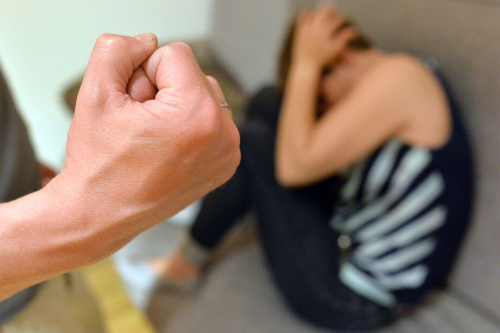 Misshandelte Frauen finden in Baden-Württemberg immer seltener Schutz in Frauen- und Kinderschutzhäusern. (Symbolbild)