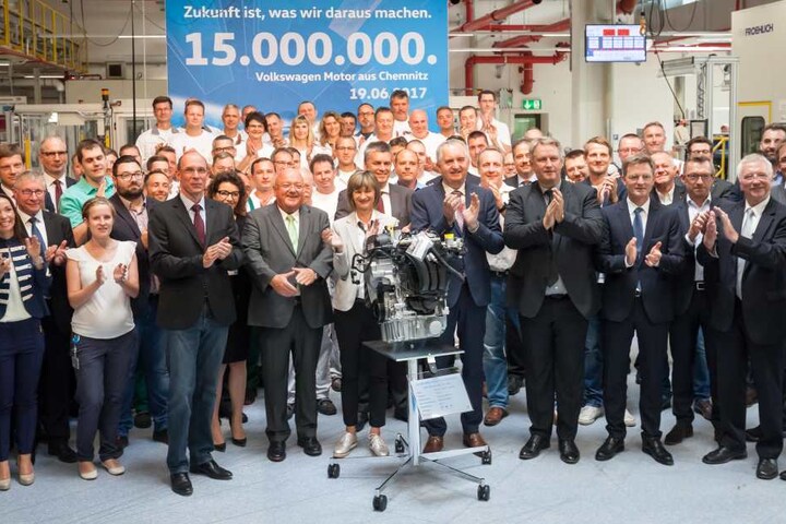 Mitarbeiter und Gäste beim Festakt mit dem Jubiläumsmotor.