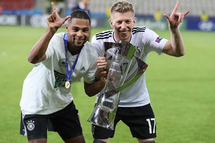 Mitchell Weiser (re.) feiert mit Serge Gnabry den Gewinn der U21-Europameisterschaft.