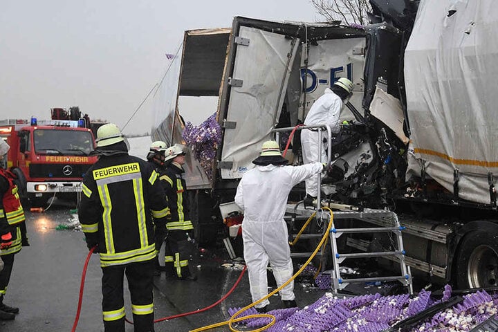 Die Einsatzkräfte haben dem Lkw-Fahrer nicht mehr das Leben retten können.