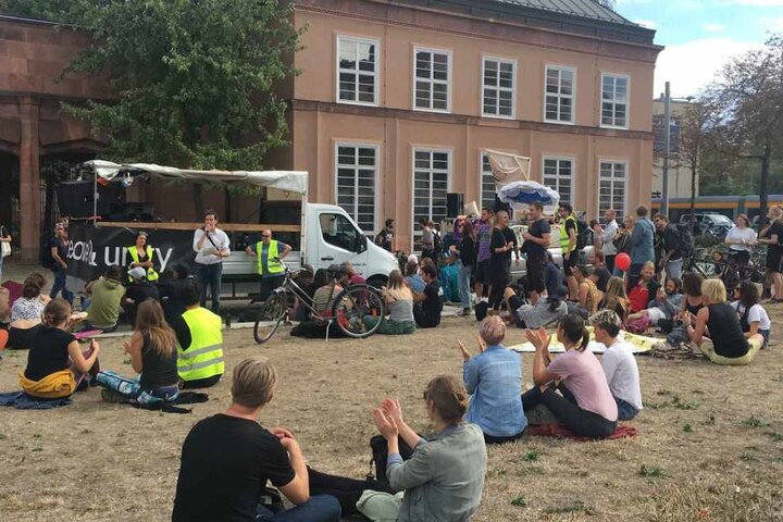 Startpunkt war der Johannisplatz, wo eine erste Ansprache gehalten wurde.