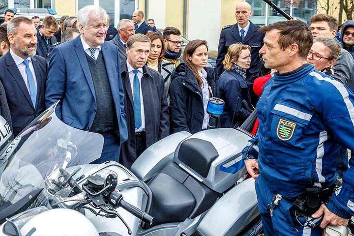 Guten Tag, ich bin Ihr Chef! Bundesinnenminister Horst Seehofer (69, CSU) vor dem neuen Fahndungszentrum im Gespräch mit einem Motorrad-Polizisten in Bautzen.