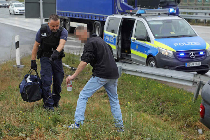 Sofort wies der Polizist den Trunkenbold (38) an, das Bier wieder abzustellen.