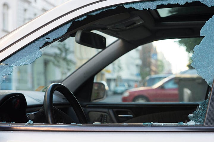 Bereits in der Nacht zu Samstag haben Randalierer mehrere Scheiben eingeschlagen und sogar Fahrzeuge in Brand gesetzt.