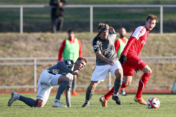 Toni Wachsmuth (M.) spielt seit Wochen mit Gesichtsmaske, was aber bislang keinen Einfluss auf die (Top)-Leistungen des FSV-Kapitäns hatte.