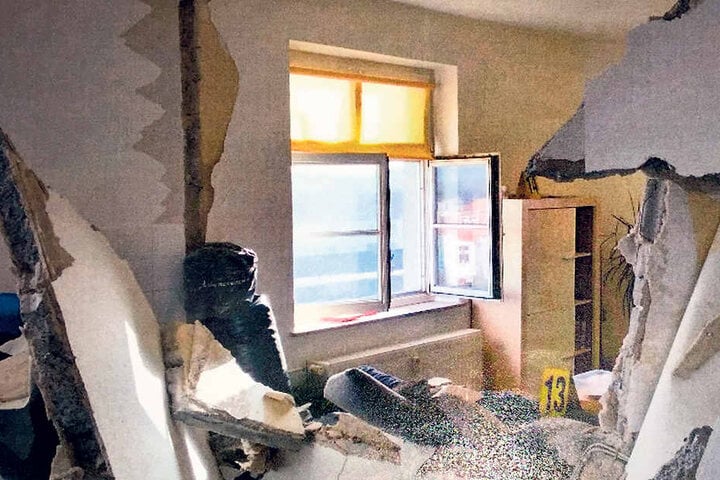Die Wand zwischen Küchen- und Wohnzimmer hing nach der Detonation von der Decke.