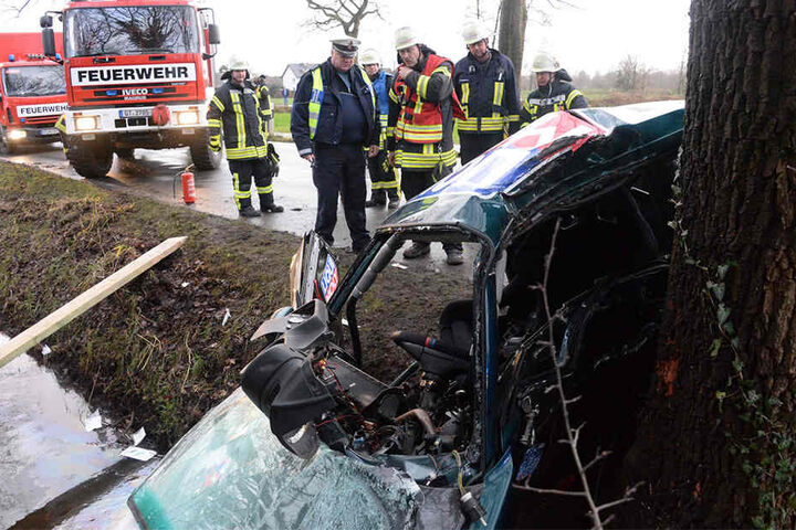 Das Auto wickelte sich förmlich um den Baum.