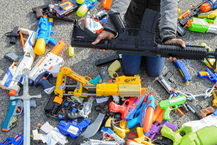 Frieden schaffen mit den Waffen. Aus dem Plastikspielzeug soll ein Symbol des Friedens werden.