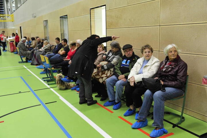 Die Evakuierten in der Turnhalle vom Andrégymnasium.
