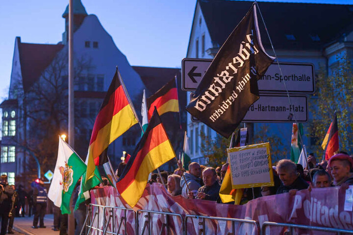 Die Demonstrationen fanden in Hörweite des Gesprächsrunde in der Hartmannstraße statt.