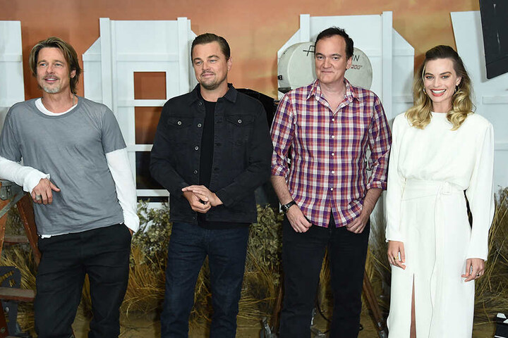 v.li.: Brad Pitt, Leonardo DiCaprio, Regisseur Quentin Tarantino und Margot Robbie beim Fotoshooting für den Film "Once Upon aTime in Hollywood".
