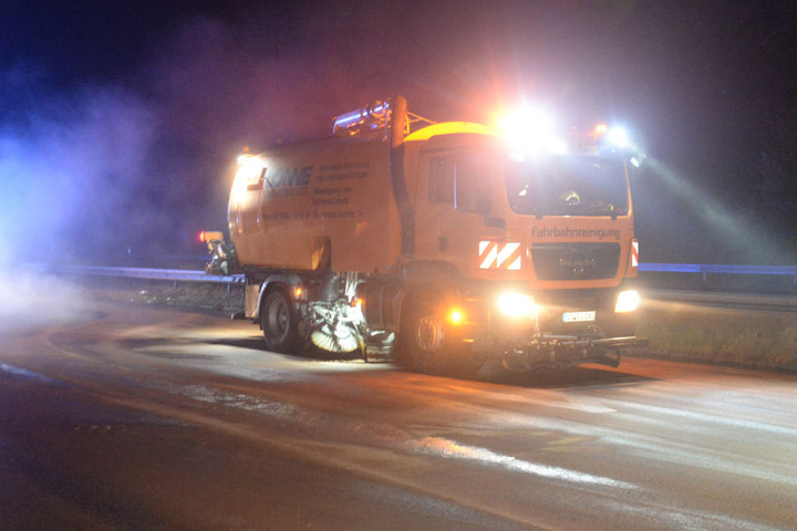 Nach dem Unfall musste die Fahrbahn gereinigt werden.