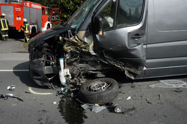 Beide Autos wurden abgeschleppt.