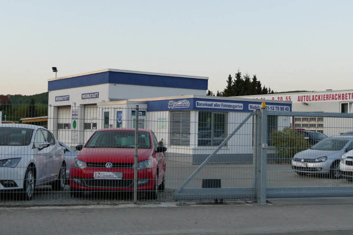 Der versehentlich betroffene Autohandel hatte nichts mit der Razzia zu tun.