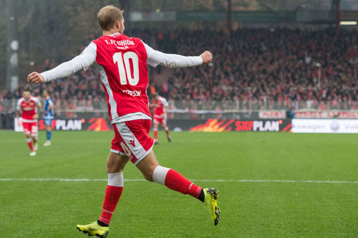 Matchwinner Andersson lässt sich feiern.
