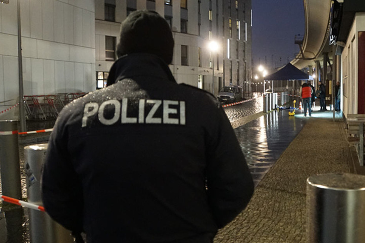 Die Polizei sperrte einen weitläufigen Bereich unter dem Bahnhof ab.