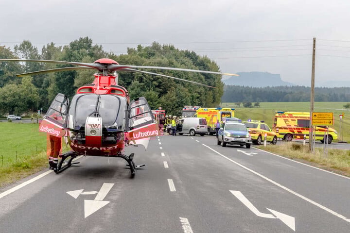 Der 55-jährige Fahrer und seine 53-jährige Begleiterin wurden schwer verletzt mit dem Heli ins Krankenhaus gebracht.
