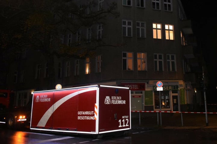 Die Berliner Feuerwehr steht vor dem Hostel in der Provinzstraße.