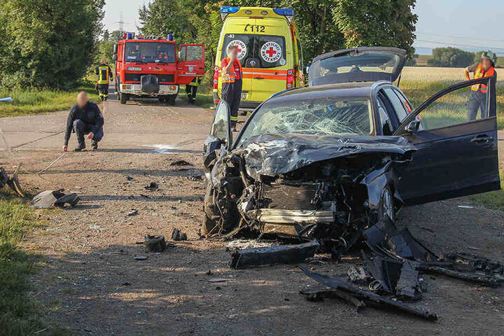 Der Audi wurde bei dem Crash im Frontbereich komplett zerstört.