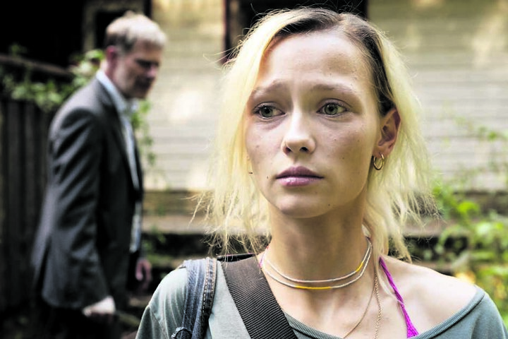 Emily hat die Nase voll von ihrem Begleiter Martin. Eigentlich will die 15-Jährige doch lieber wieder nach Hause.