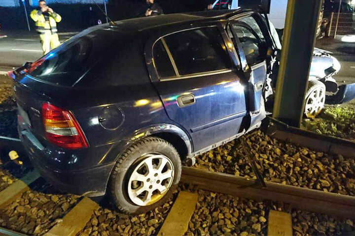 Der Opel Astra krachte mit der Beifahrerseite gegen den Pfeiler.