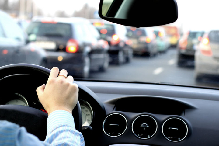 Autofahrer müssen sich auf längere Wartezeiten und Staus einstellen. (Symbolbild)