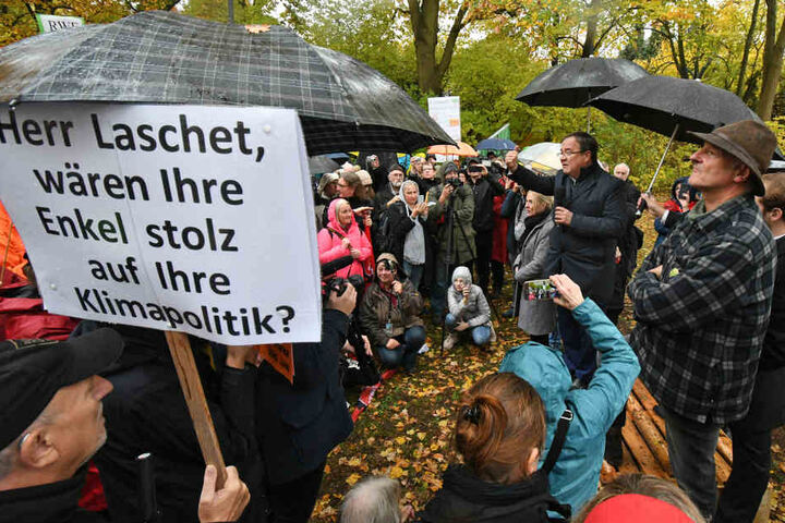 Teilnehmer äußern sich kritisch gegenüber der Klimapolitik der NRW-Landesregierung.