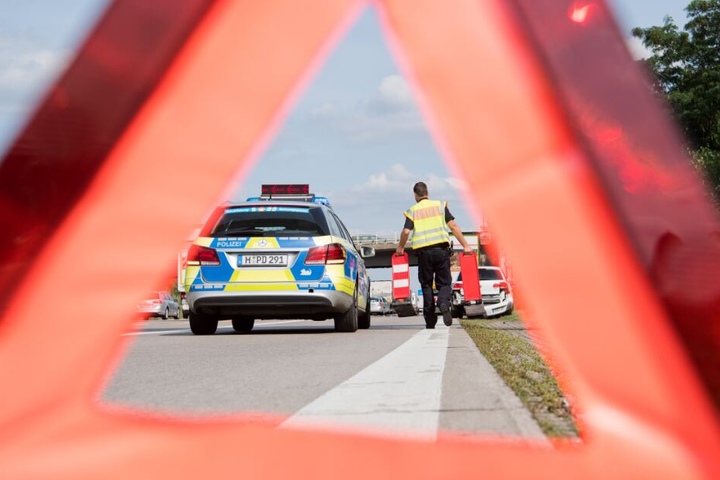 Die Autobahn musste nach dem Crash voll gesperrt werden. (Symbolbild)