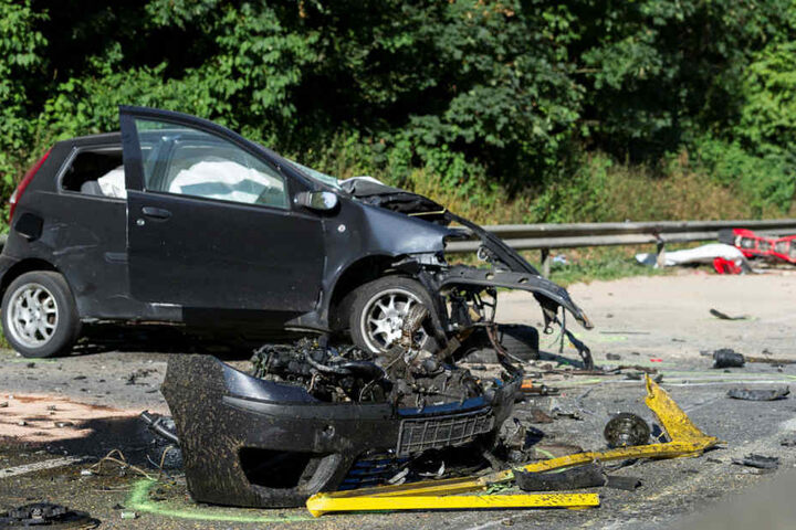 Mehrere entgegenkommende Wagen prallten auf den Anhänger. Bei dem Unfall kamen drei Menschen ums Leben.