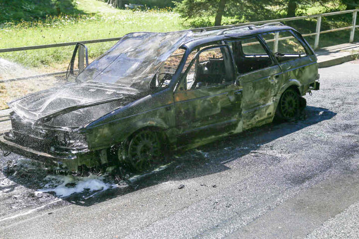 Der ältere VW Passat brannte vollständig aus.