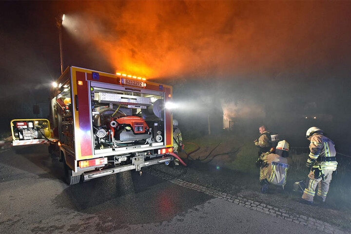 20 Feuerwehrleute waren damit beschäftigt, den Brand am Sonntagabend zu löschen.