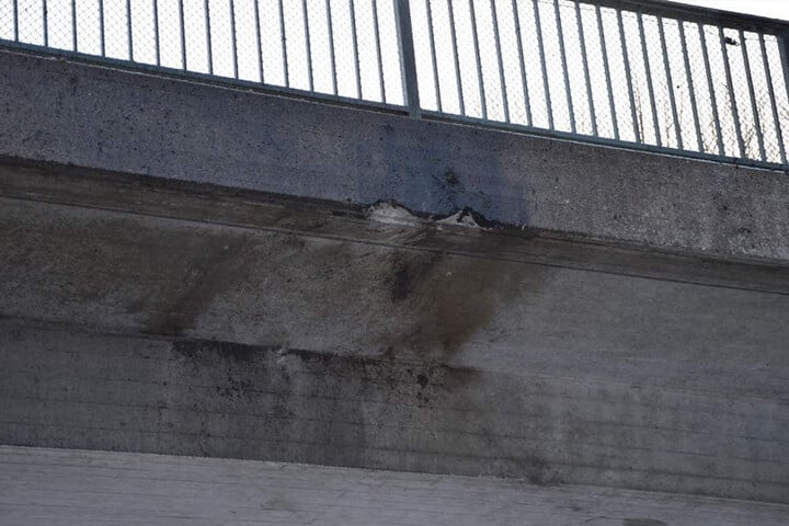 An der Brücke ist die Aufprallstelle des Mercedes zu sehen