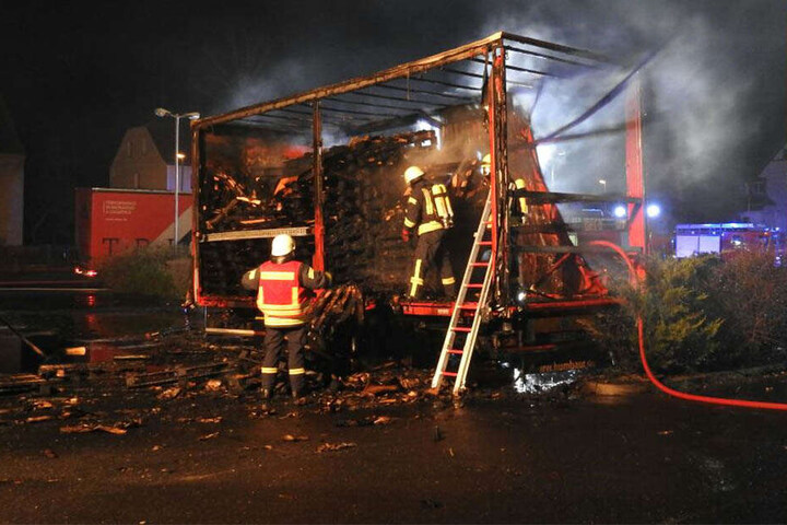 Die Feuerwehr konnte den Brand schnell löschen, die Euro-Paletten waren trotzdem nicht mehr zu retten.