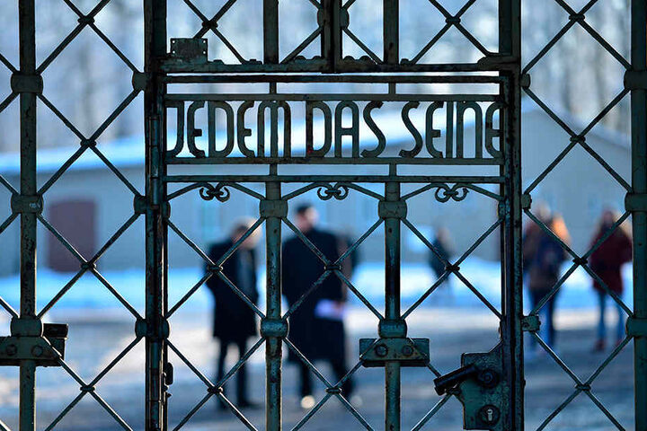 "Jedem das Seine" steht über dem Lagertor des KZ Buchenwald bei Weimar.