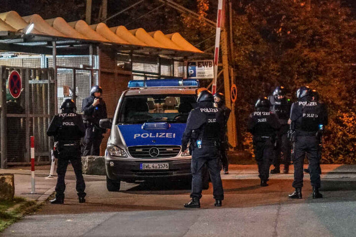 Polizisten stehen auf der Straße.