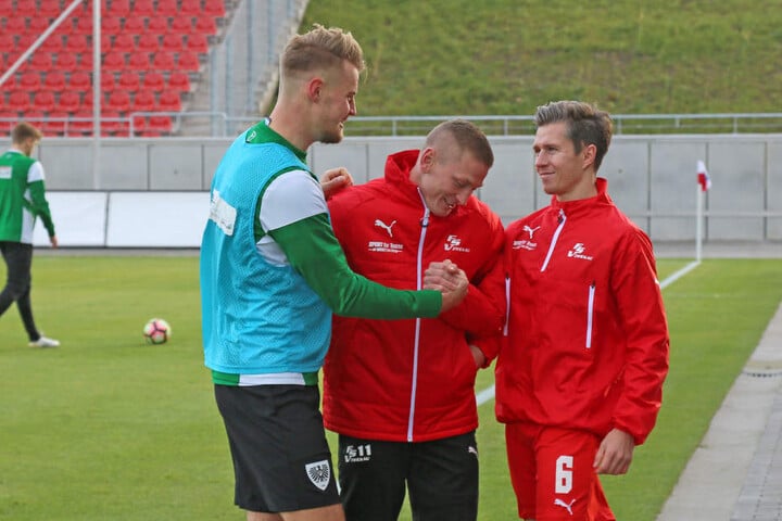 Sebastian Mai begrüsst seine alten Kollegen Christoph Goebel (re.) und Marc Philipp Zimmermann.