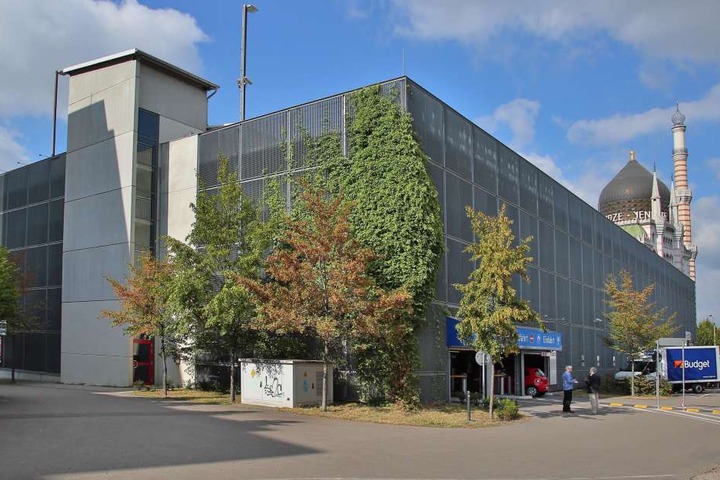Das Parkhaus Mitte. Im Hintergrund die Yenidze.