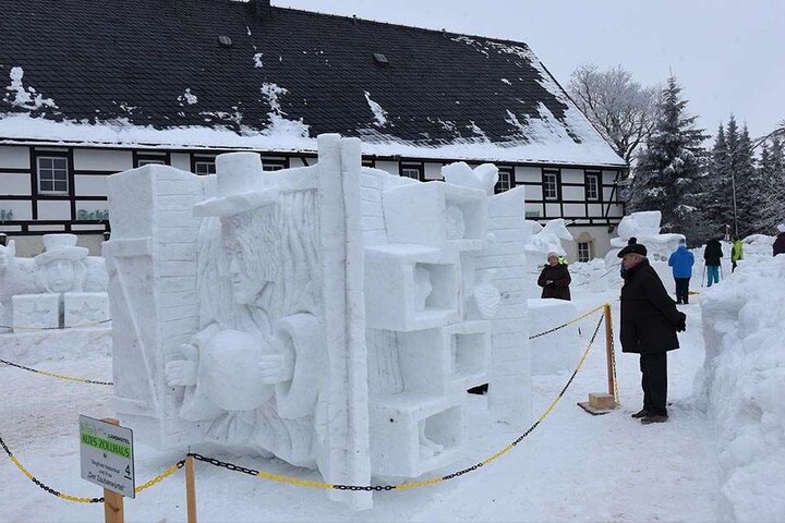 Aus riesigen Schneequadern schnitzten Künstler Erstaunliches aus dem Schnee. Ein Blickfang für Besucher und Neugierige.