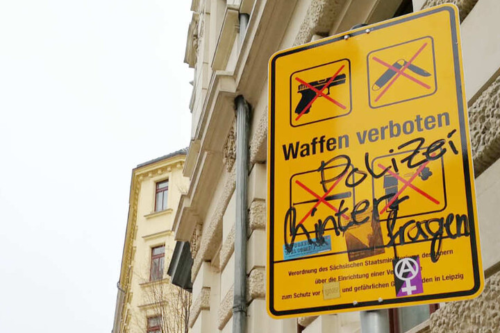 "Polizei hinterfragen" haben Unbekannte auf dieses Schild geschrieben und vier Aufkleber angebracht.