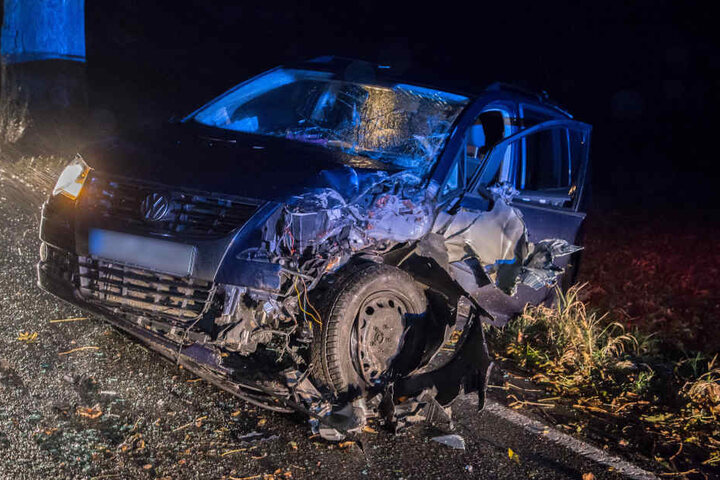 Der VW war bei dem Unfall auf ein Feld geschleudert.