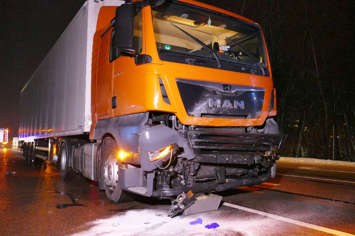 Auf der Bundesstraße 22 sind in Bayern ein Lastwagen und ein Auto zusammengestoßen.