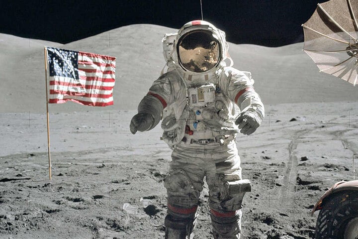 Bei der ersten Mondlandung brachten die Astronauten Proben vom Mond mit.
