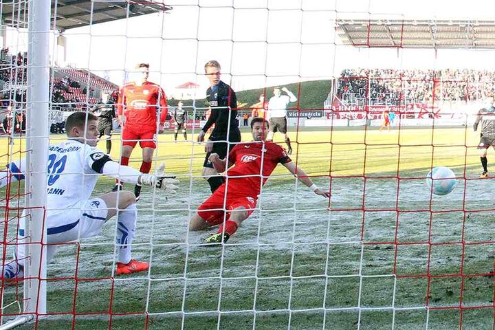 Ronny König drückt dem Ball zum 1:0 über die Linie.