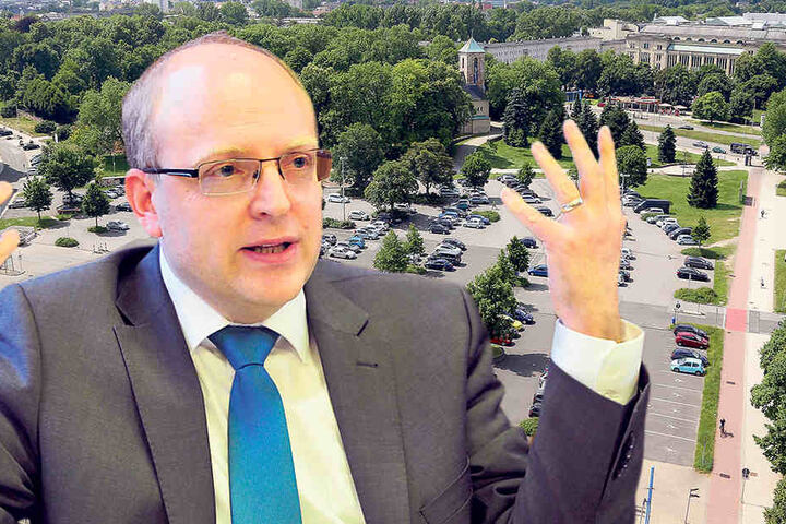 Mittelpunkt der Stadtentwicklung: Parkplätze an derJohanniskirche - wartet auf Investoren in Chemnitz: Finanzbürgermeister Sven Schulze (43, SPD).