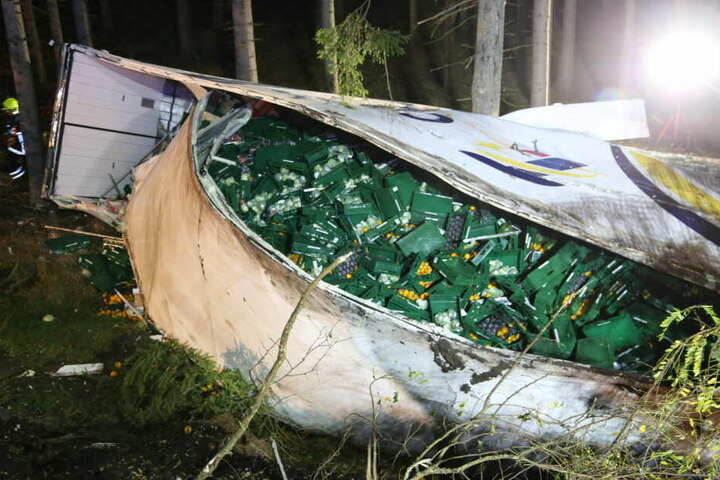 Die Zitronen wurden durch den Unfall aus dem Laster geschleudert.