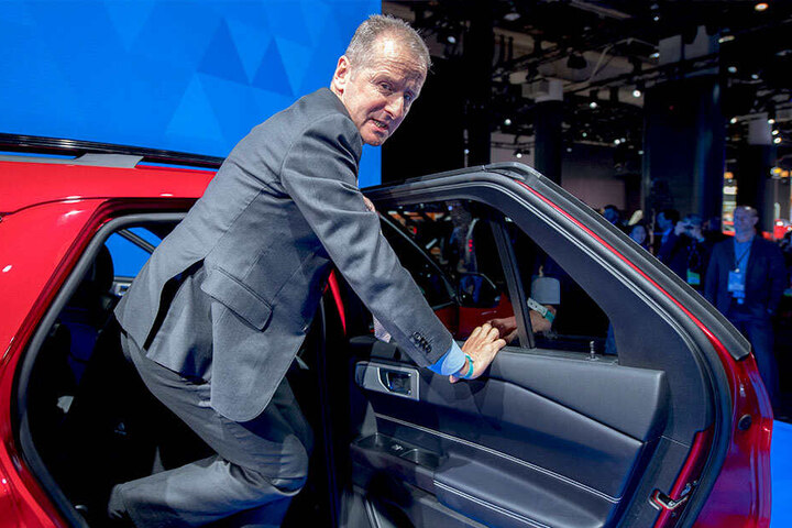 Herbert Diess (60), VW-Chef, steigt auf einer Messe aus einem Fahrzeug.
