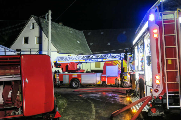 Die Feuerwehr war mit einem Großaufgebot an dem Dreiseitenhof im Einsatz.