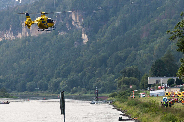 Auch Rettungshubschrauber und viele Rettungsboote waren an der Übung beteiligt: Viele Schaulustige beobachteten das Szenario interessiert vom Ufer aus.